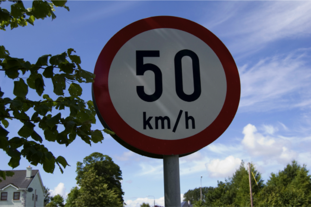В пределах 50 км. Дорожные знаки. Дорожный знак h. Дорожные знаки Ирландии. 50 Км ч.